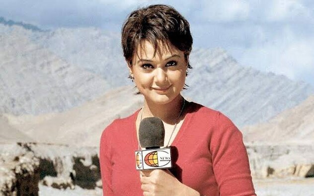 Preity Zinta was seen playing the role of a war journalist in Farhan Akhtar’s coming of age war drama Lakshya starring Hrithik Roshan. The complex love story is one of the touching parts of the movie and we love how after so much conflict they reunite in the end that we had been rooting for since the start. Preity was remarkable in the film and the unsaid chemistry between her and Hrithik was simply magical. Preity Zinta在Farhan Akhtar的成年战争剧《Lakshya》中扮演一名战地记者,由Hrithik Roshan主演。复杂的爱情故事是这部电影最感人的部分之一,我们喜欢他们在经历了这么多冲突后最终团聚的方式,这是我们从一开始就期待的。普里蒂在电影中表现出色,她和赫里西克之间的化学反应简直不可思议。