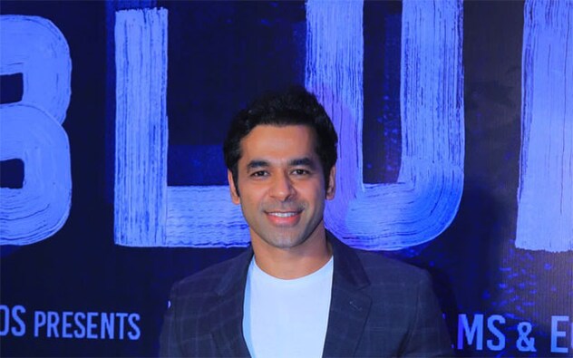 The trio was seen having fun at the screening. Vishal Rana added, “‘Blurr’ is a very special film and it was delightful to share it with such a beautiful audience. They genuinely enjoyed the movie and could relate with the intricacies of the film. I really appreciate their thoughts on the film.” 三人在放映会上玩得很开心。Vishal Rana补充道:“《模糊》是一部非常特别的电影,能和这么漂亮的观众分享这部电影,我很高兴。他们真的很喜欢这部电影,也能理解这部电影的错综复杂。我真的很欣赏他们对这部电影的看法。”