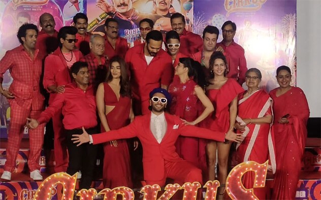 The entire team of Cirkus unleashed maddens at the podium with all the Rohit Shetty actors we have seen before: Ranveer Singh, Varun Sharma, Johny Lever, Sanjay Mishra, Vrajesh Hirjee, Siddharth Jadhav, and many more. The entire team of Cirkus unleashed maddens at the podium with all the Rohit Shetty actors we have seen before: Ranveer Singh, Varun Sharma, Johny Lever, Sanjay Mishra, Vrajesh Hirjee, Siddharth Jadhav, and many more.