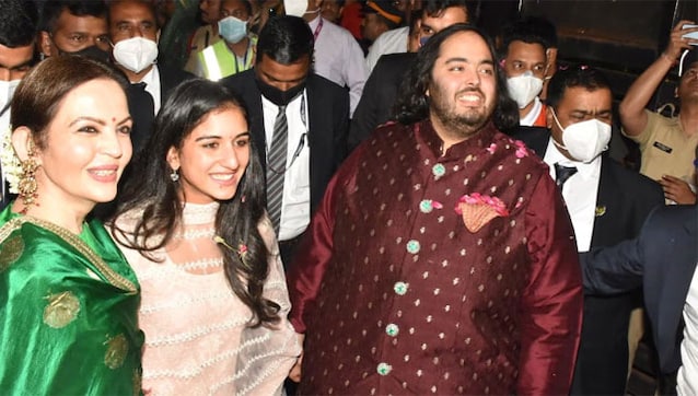 Watch: The newly engaged Anant Ambani and Radhika Merchant receive grand welcome at Antilia after their Roka ceremony Watch: The newly engaged Anant Ambani and Radhika Merchant receive grand welcome at Antilia after their Roka ceremony