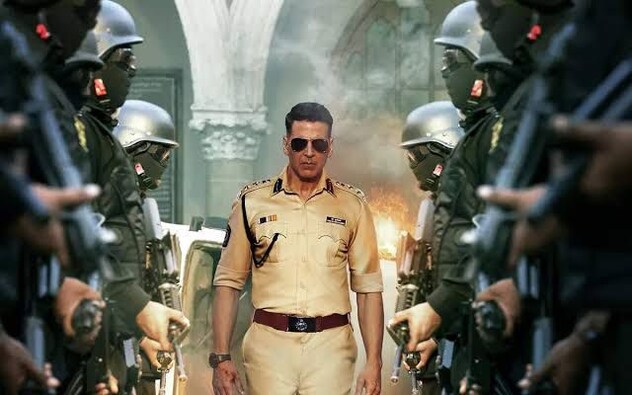 <strong>Akshay Kumar in Sooryavanshi:</strong><br />Having unfolded the different aspects of a police officer with a long list of cop-dramas to his credit, Akshay Kumar, however, charmed the audience the most with his style and confidence as Sooryavanshi. From entry with a helicopter to his rugged yet sexy look, Akshay Kumar in Sooryavanshi had our hearts racing as the Man in Khakee. 阿克谢·库马尔在《Sooryavanshi》中展现了一名警察的不同方面,他的一长串警匪片都值得称赞,然而,阿克谢·库马尔最吸引观众的是他在饰演Sooryavanshi时的风格和自信。从乘坐直升机进入,到他粗犷而性感的外表,在Sooryavanshi的Akshay Kumar让我们的心跳加速,他是Khakee的男人。