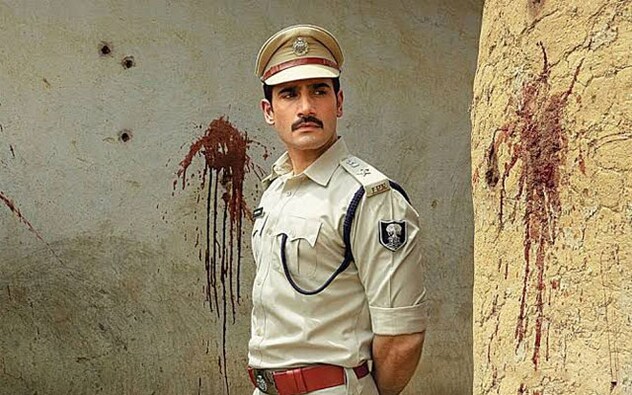 <strong>Karan Tacker in Khakee: The Bihar Chapter</strong><br />The latest addition to the list is Karan Tacker in Neeraj Pandey’s Khakee: The Bihar Chapter. Known for his chocolate boy looks and glam avatar, Karan shed his image to slip into the role of IPS Amit Lodha, making Khakee uniform look sexy! The good looking hunk can sure make any look better with his easy charm and style. <strong>Karan Tacker in Khakee: The Bihar Chapter</strong><br />最新加入名单的是Neeraj Pandey的Khakee: The Bihar Chapter中的Karan Tacker。卡兰以巧克力男孩的外表和迷人的化身而闻名,他摆脱了自己的形象,滑入IPS Amit Lodha的角色,让Khakee的制服看起来很性感!这位英俊的帅哥凭借他的魅力和风格肯定能让任何人看起来更好。