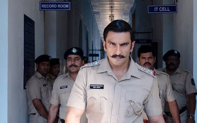 <strong>Ranveer Singh in Simmba</strong><br />The youngest police officer in Rohit Shetty’s cop universe, Ranveer Singh created an uproar with his unmatchable swag and infectiously energetic personality as Simmba. One of the sexiest men in the business, Ranveer instantly became even more desirable with his Khakee uniform, moustache and gelled hair look, making his way into the list of the sexiest on screen police officers. Ranveer Singh在Rohit Shetty的警察世界中是最年轻的警察,Ranveer Singh以他无与伦比的风度和充满感染力的个性在辛巴扮演中引起了轩然大波。作为这个行业里最性感的男人之一,兰维尔的卡其制服、胡子和发胶造型立刻让他变得更受欢迎,使他跻身银幕上最性感的警察名单。
