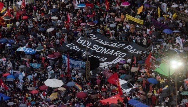 Considering the heightened tensions, a huge presence of police officials was deployed in various cities. Notably, Lula (77) and the country’s governors visited the damaged buildings and condemned the “terrorist acts.” AFP Considering the heightened tensions, a huge presence of police officials was deployed in various cities. Notably, Lula (77) and the country’s governors visited the damaged buildings and condemned the “terrorist acts.” AFP