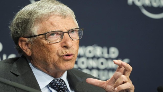Bill Gates drives electric auto rickshaw, Anand Mahindra has the perfect response