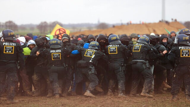 Germany: Thousands clash with police as they protest against coal mine expansion