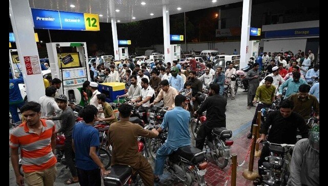 Pakistan: Ishaq Dar announces 35-rupee hike in prices of petrol and diesel