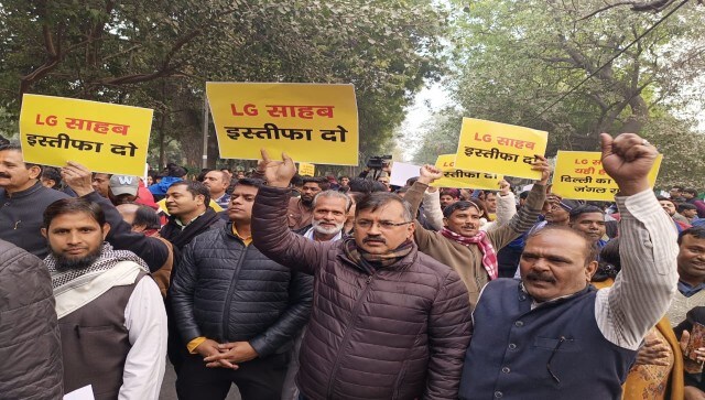 Protesters were seen shouting slogans and holding placards demanding the resignation of Lieutenant Governor Vinai Saxena. Image credit: @simmiyadav_aap/Twitter Protesters were seen shouting slogans and holding placards demanding the resignation of Lieutenant Governor Vinai Saxena. Image credit: @simmiyadav_aap/Twitter