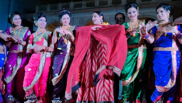 Vidya Balan performs Lavani while inaugurating veteran photographer Sudharak Olwe's art exhibition