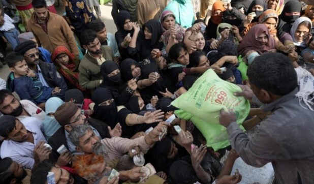 WATCH: Long ques, fights ensue as food shortage worsens across Pakistan WATCH: Long ques, fights ensue as food shortage worsens across Pakistan