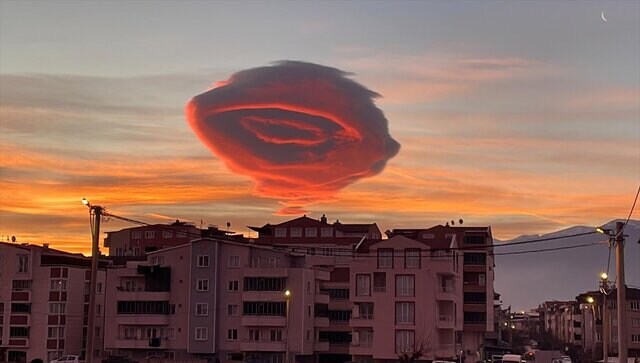 UFO-like 'lens shaped' cloud forms over Turkey; leaves citizens baffled