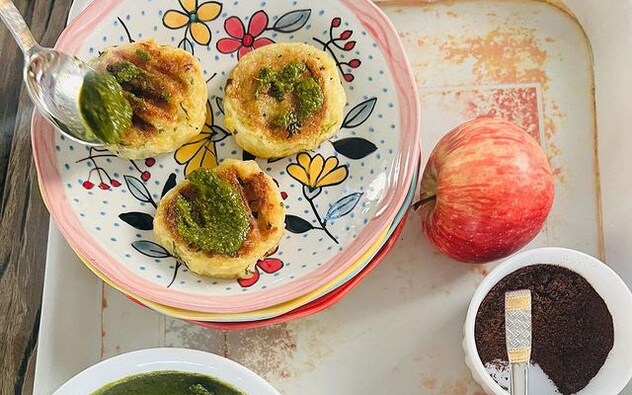 In the caption, Shraddha wrote, “Foodies united! Paani Puri pyaar by @padminikolhapure<br />Ragda Pattice pyaar by @tejukolhapure” In the caption, Shraddha wrote, “Foodies united! Paani Puri pyaar by @padminikolhapure<br />Ragda Pattice pyaar by @tejukolhapure”