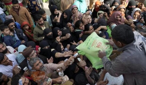 Pakistan govt stops salaries, payment of bills as economic crisis worsens Pakistan govt stops salaries, payment of bills as economic crisis worsens