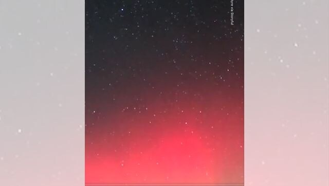 Photographer captures visuals of northern lights over England's Oxfordshire; watch