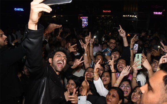 Kartik Aaryan creates hysteria among fans as he celebrates Character Dheela 2.0 success at a club in Mumbai Kartik Aaryan creates hysteria among fans as he celebrates Character Dheela 2.0 success at a club in Mumbai