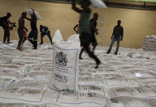 Russia gives fertilizer to Malawi, seeks African support
