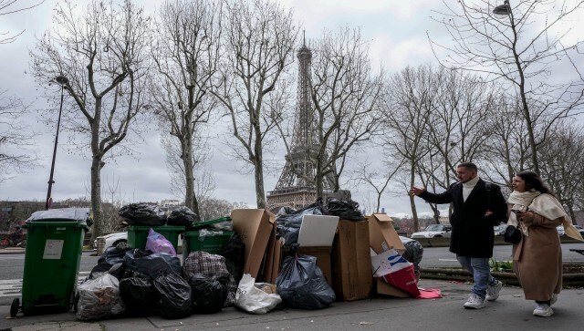 Paris Stinks! French city reduced to trash over pension strikes