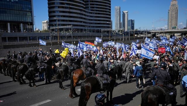 Netanyahu airlifted to airport after protesters block road