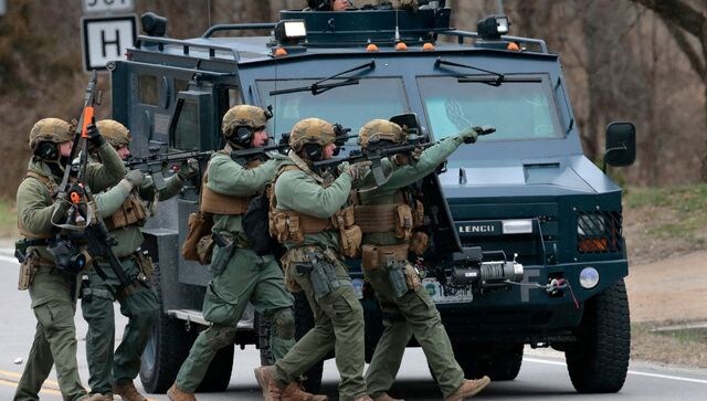 Missouri officer killed, 2nd hurt in shooting; suspect fled