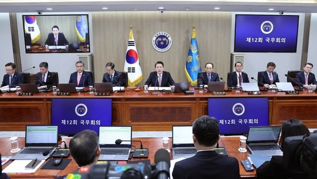 South Korea to restore Japan's trade status to improve ties