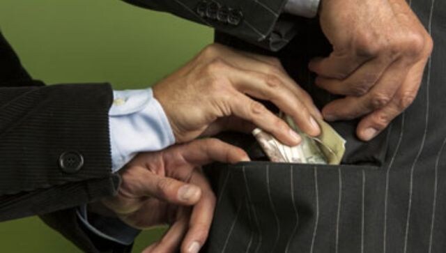 Bahamas ex-minister charged in bribes-for-contracts scheme