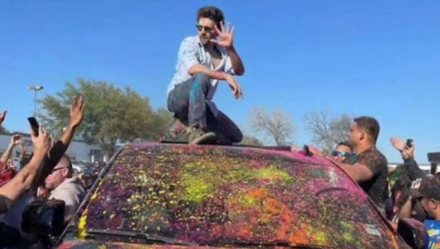 Kartik Aaryan enjoys 'Pardes mei Desh wali' Holi with fans in US, shares video Kartik Aaryan enjoys 'Pardes mei Desh wali' Holi with fans in US, shares video