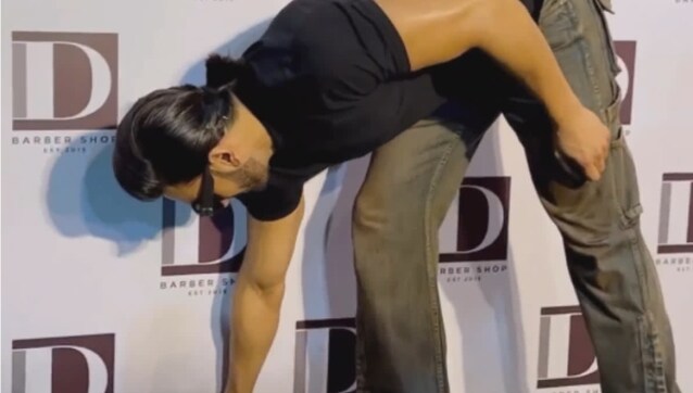 Ranveer Singh spotted picking up trash from salon launch event; gesture receives mixed reactions Ranveer Singh spotted picking up trash from salon launch event; gesture receives mixed reactions