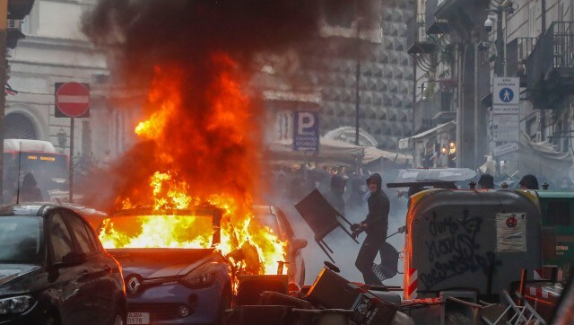 Champions League: Ticketless Eintracht Eintracht fans clash with police in Naples
