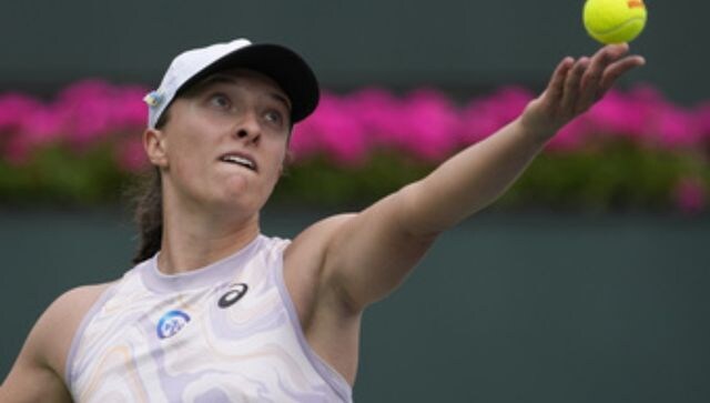Indian Wells 2023: Top-ranked Iga Swiatek holds off Andreescu to reach 4th round