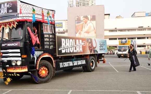 Ajay Devgn flags off the Bholaa Yatra from Mumbai today; devises a unique strategy to promote his new film Ajay Devgn flags off the Bholaa Yatra from Mumbai today; devises a unique strategy to promote his new film