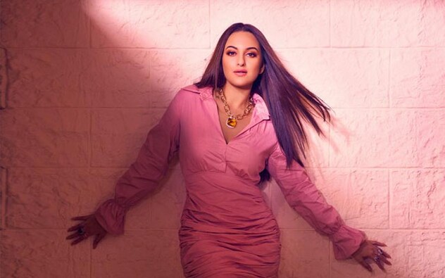 The year 2023 will witness Sonakshi in some strong power packed roles with SLB’S Heeramandi and Excel Entertainment & Tiger Baby Films ‘Dahaad’, which also marks the digital debut of the actress. After headlining intense projects, Sona had taken the route towards commerical, high entertainment film with much anticipated movie Bade Miyan Chote Miyan. Sonakshi is now all set to join the star-studded cast of Ali Abbas Zafar’s action entertainer Bade Miyan Chote Miyan, starring Akshay Kumar and Tiger Shroff. Sonakshi’s inclusion in the cast is sure to be a major draw, as she is expected to play a pivotal role in the movie. The year 2023 will witness Sonakshi in some strong power packed roles with SLB’S Heeramandi and Excel Entertainment & Tiger Baby Films ‘Dahaad’, which also marks the digital debut of the actress. After headlining intense projects, Sona had taken the route towards commerical, high entertainment film with much anticipated movie Bade Miyan Chote Miyan. Sonakshi is now all set to join the star-studded cast of Ali Abbas Zafar’s action entertainer Bade Miyan Chote Miyan, starring Akshay Kumar and Tiger Shroff. Sonakshi’s inclusion in the cast is sure to be a major draw, as she is expected to play a pivotal role in the movie.