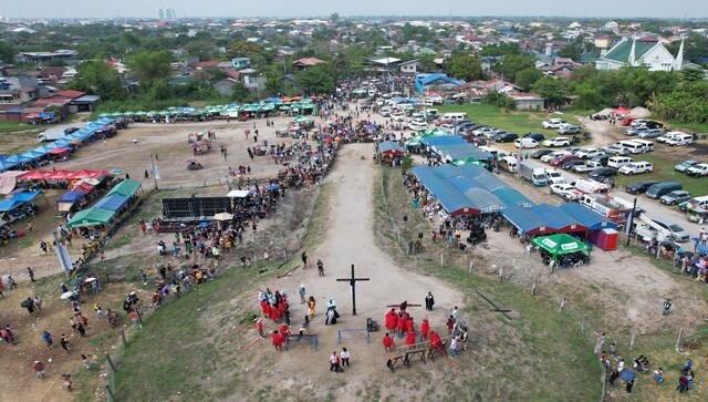 On Good Friday Filipinos get nailed to crosses