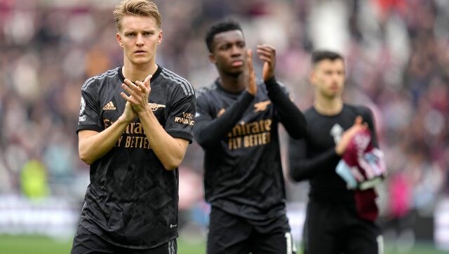 Premier League: Arsenal stumble at West Ham, Manchester United beat Nottingham Forest to climb to third Premier League: Arsenal stumble at West Ham, Manchester United beat Nottingham Forest to climb to third