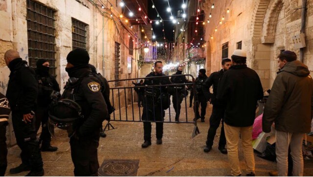 Man shot dead after grabbing Israeli policeman’s gun near Al Aqsa mosque Man shot dead after grabbing Israeli policeman’s gun near Al Aqsa mosque