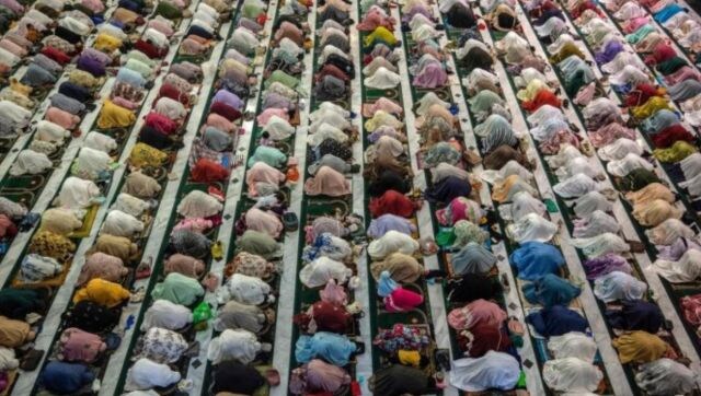 Palestinian man wins hearts by serving free food on Ramzan for past 10 years: WATCH