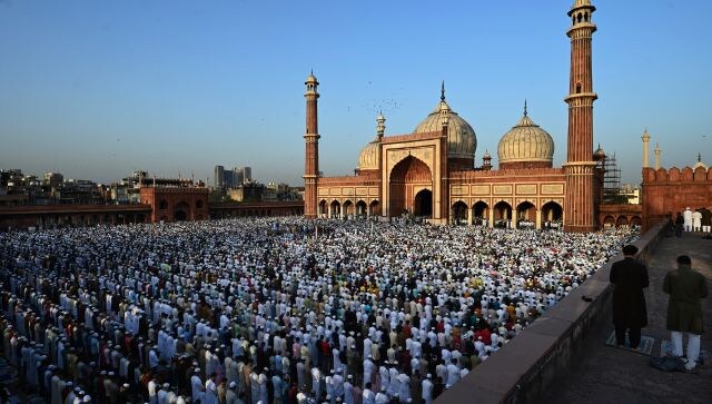 Muslims in India and across the world are celebrating the festival of Eid-ul-Fitr that marks the end of the holy month of Ramzan. Devotees gathered in New Delhi’s Jama Masjid to offer prayers on Saturday (22 April). Many global political leaders have conveyed wishes on the joyous occasion. AP