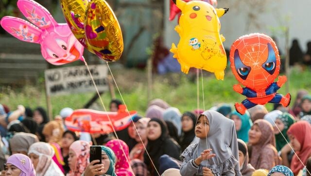 Filipino Muslims, including women and children, attended Eid prayers at a mosque in Taguig City, Metro Manila. During the festival, people greet each other with “Eid Mubarak”, share meals and exchange gifts. Reuters