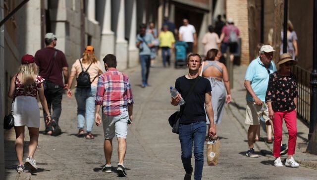 The mercury climbed to a record 39 degrees Celsius in parts of Andalucía on Friday (28 April), while it had touched 38.8 degrees Celsius across the country a day earlier. The unusually high temperatures this week prompted the government to urge people to take extra care. Reuters