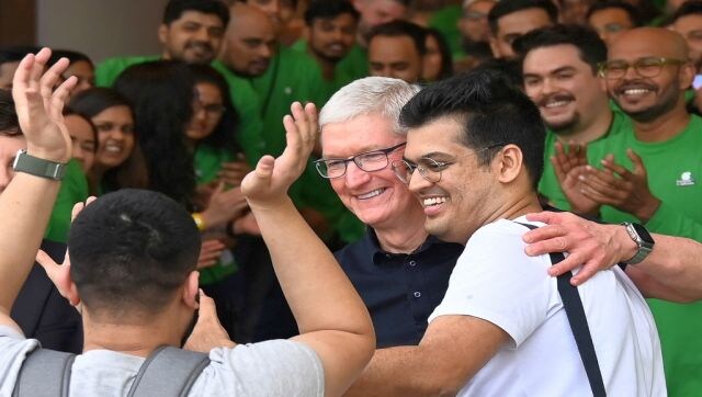 The wait is finally over! Apple opened its first retail store in India in Mumbai’s BKC area amid much hype and enthusiasm from the company’s legion of fans. Apple CEO Tim Cook personally opened the doors to the store, located in BKC’s Jio World Drive mall, with employees and the public cheering loudly. AFP