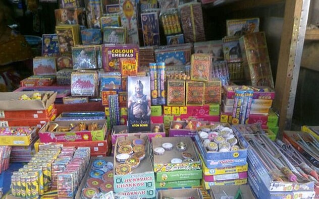 <strong>Baahubali fire crackers</strong><br />Diwali, the festival of lights and joy, was also observed by Prabhas’s admirers as the market was flooded with large, giant-sized fireworks featuring the Baahubali actor Prabhas, showcasing his great strength and power to the world.