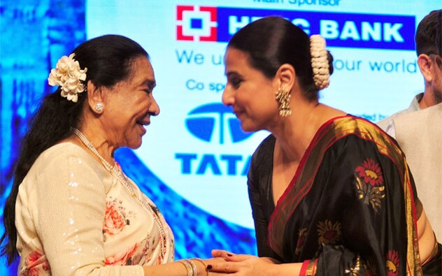 Vidya Balan said, “A few years ago, I had the privilege of sitting right behind Lataji at a film awards ceremony and I couldn’t help but stare at her in amazement through the evening. I believe someone later told her about it and a week later, she sent this saree to me, that I am wearing today. I called her to thank her. I had the privilege of hearing her melodious voice on the phone, I thanked her from the bottom of my heart and said to her that I will meet you wearing this saree, but unfortunately that didn’t happen…” Vidya Balan said, “A few years ago, I had the privilege of sitting right behind Lataji at a film awards ceremony and I couldn’t help but stare at her in amazement through the evening. I believe someone later told her about it and a week later, she sent this saree to me, that I am wearing today. I called her to thank her. I had the privilege of hearing her melodious voice on the phone, I thanked her from the bottom of my heart and said to her that I will meet you wearing this saree, but unfortunately that didn’t happen…”