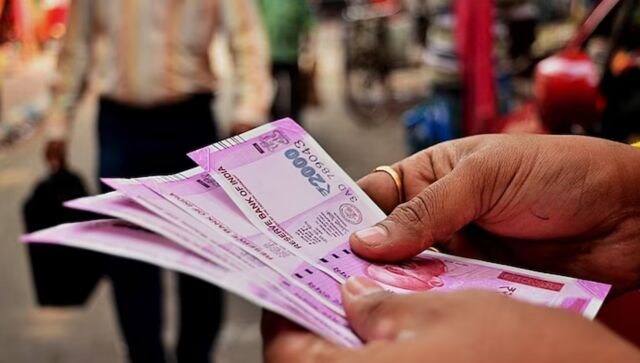 First day of Rs 2,000 currency exchange gets off to a rocky start across cities: What banks said