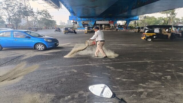 Mumbai traffic cop covers slippery road with mud, 'responsible' gesture wins heart