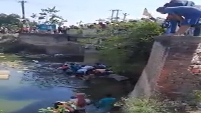 Viral video: People in Bihar's Sasaram dive into drain to collect currency notes Viral video: People in Bihar's Sasaram dive into drain to collect currency notes