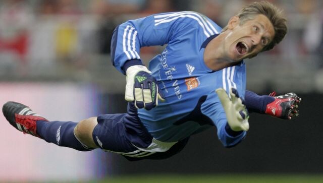 Edwin van der Sar to quit as Ajax chief after 'tough period