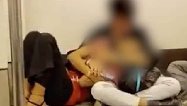 A train of kisses on Delhi metro amazes netizens, some say 'great CPR' A train of kisses on Delhi metro amazes netizens, some say 'great CPR'