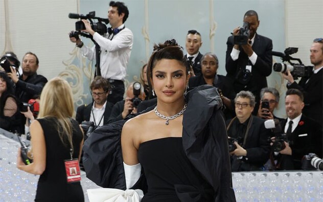 A fan-page of the actress wrote on Twitter- “The 11.16 carat Bulgari Laguna Blu diamond necklace that Priyanka Chopra is wearing at the Met Gala will be auctioned off for $25 million. It is considered as Bulgari’s most exceptional and valuable gem.” A fan-page of the actress wrote on Twitter- “The 11.16 carat Bulgari Laguna Blu diamond necklace that Priyanka Chopra is wearing at the Met Gala will be auctioned off for $25 million. It is considered as Bulgari’s most exceptional and valuable gem.”
