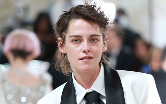 Kristen Stewart wore the color duo in a suit with a cropped white jacket. And Cara Delevingne honored her old friend Lagerfeld with a ruffled white shirt look short in front with a train at the back. Ruffled shirts were among Lagerfeld’s favorites. Kristen Stewart wore the color duo in a suit with a cropped white jacket. And Cara Delevingne honored her old friend Lagerfeld with a ruffled white shirt look short in front with a train at the back. Ruffled shirts were among Lagerfeld’s favorites.