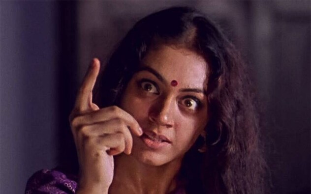 Manichitrathazhu revolves around a woman and her family, who believes she’s possessed by the spirit of a dancer. Nakulan and his family move into his supposedly haunted ancestral property. However, when his cousin starts behaving uncharacteristically, Nakulan enlists the help of his psychiatrist friend. The film is streaming on Disney Plus Hotstar.