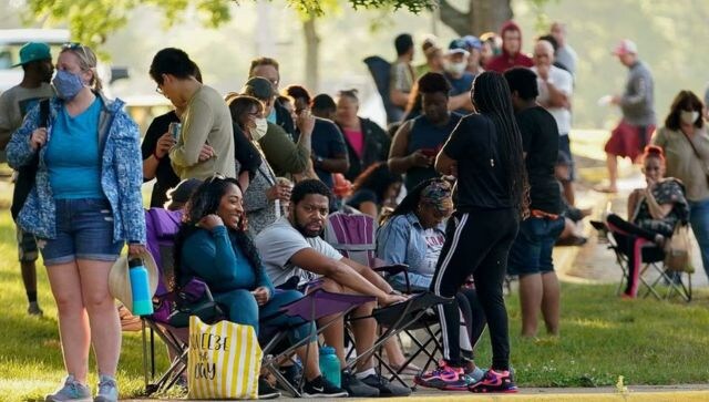 US weekly jobless claims rise to year-and-a-half high, layoffs unlikely